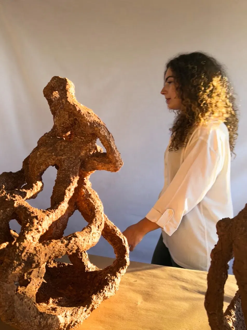 Artista desenvolvendo a forma de uma escultura